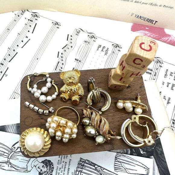 Vintage Gold Tone Scrap Findinds Earrings Lot - Picture 3 of 3